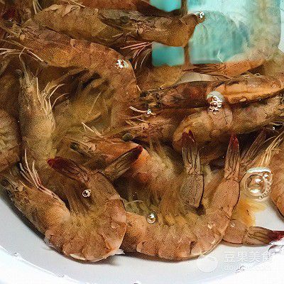 金龍魚吃蝦用去皮嗎：喂食金龍魚時需要去皮嗎？