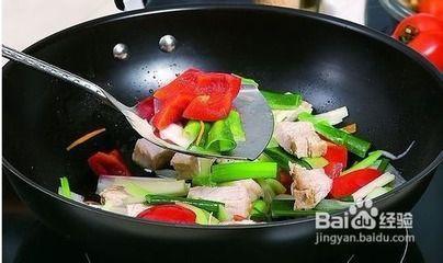 如何區(qū)分金龍魚正品，金龍魚真假辨別技巧分享金龍魚瓶底油滴標(biāo)志作用 如何區(qū)分金龍魚正品，金龍魚真假辨別技巧分享金龍魚瓶底油滴標(biāo)志作用 龍魚百科 第4張
