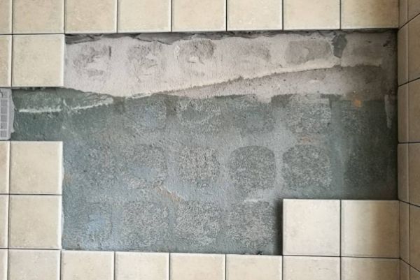 龍魚缸底鋪瓷磚怎么鋪，龍魚缸底部鋪設瓷磚的步驟：龍魚缸底部鋪設瓷磚的步驟