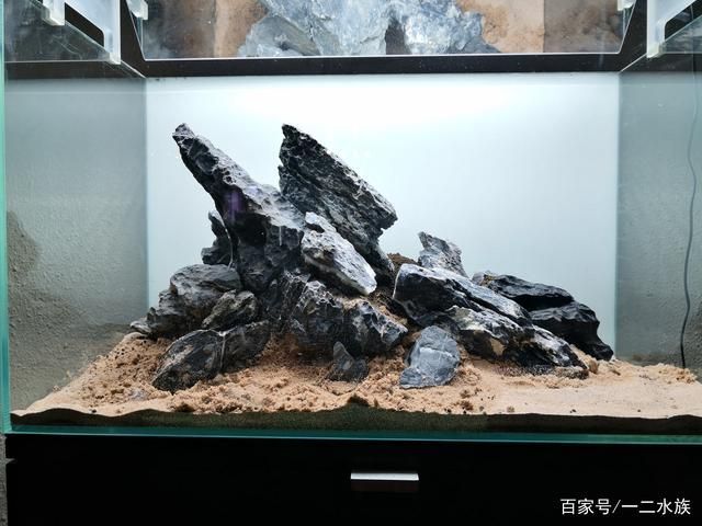 80魚缸標(biāo)準(zhǔn)尺寸是多少：80魚缸的標(biāo)準(zhǔn)尺寸并沒有一個(gè)固定的答案
