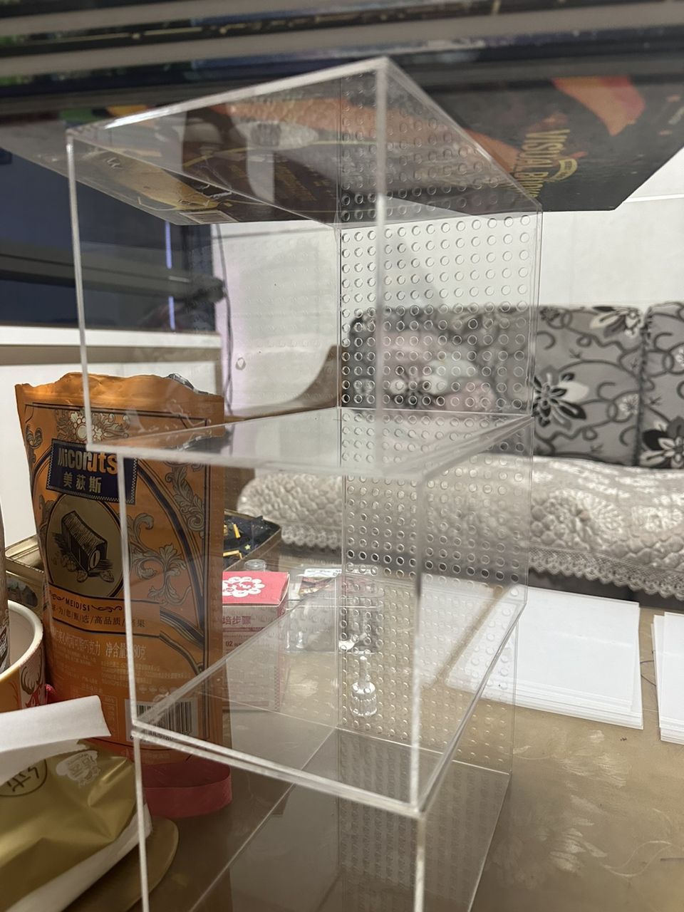養魚不止，折騰不息。 最近改了二次回流，加個水泵倉吸油膜； 啟用了可麗愛自己的溢流區排便裝置，用一根魚絲杠桿防停電主缸被排空； 改了出水口位置，放在對面背面直下，加大魚缸靜水區； 氣泵改到出水口附近，推油膜到溢流區； 重頭戲是把第一格濾材的網袋丟了，網上下單亞克力板組裝6個過濾盒，希望過濾效果從此爆棚，網袋真不好，有死水區，裸放濾材又心疼玻璃； 老婆估計又吃醋了。