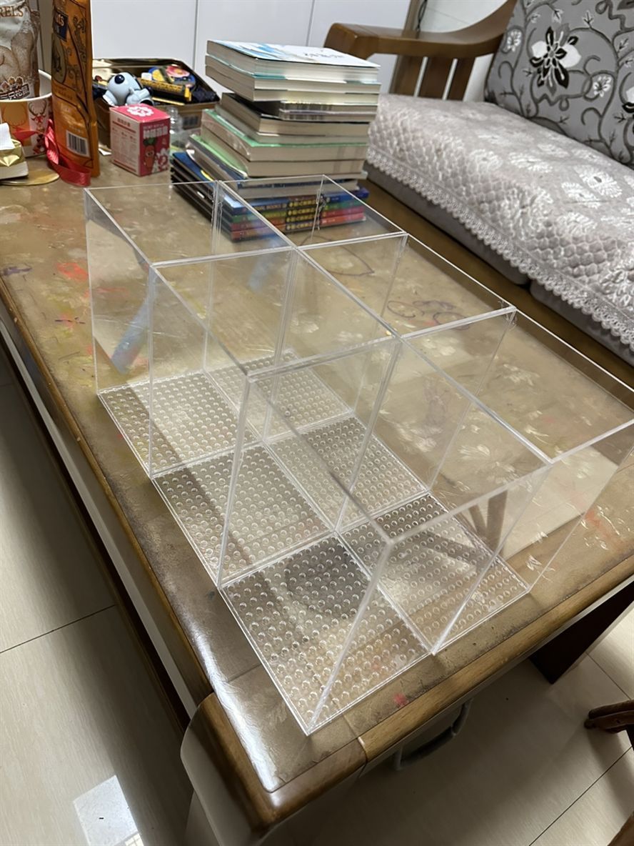 養魚不止，折騰不息。 最近改了二次回流，加個水泵倉吸油膜； 啟用了可麗愛自己的溢流區排便裝置，用一根魚絲杠桿防停電主缸被排空； 改了出水口位置，放在對面背面直下，加大魚缸靜水區； 氣泵改到出水口附近，推油膜到溢流區； 重頭戲是把第一格濾材的網袋丟了，網上下單亞克力板組裝6個過濾盒，希望過濾效果從此爆棚，網袋真不好，有死水區，裸放濾材又心疼玻璃； 老婆估計又吃醋了。