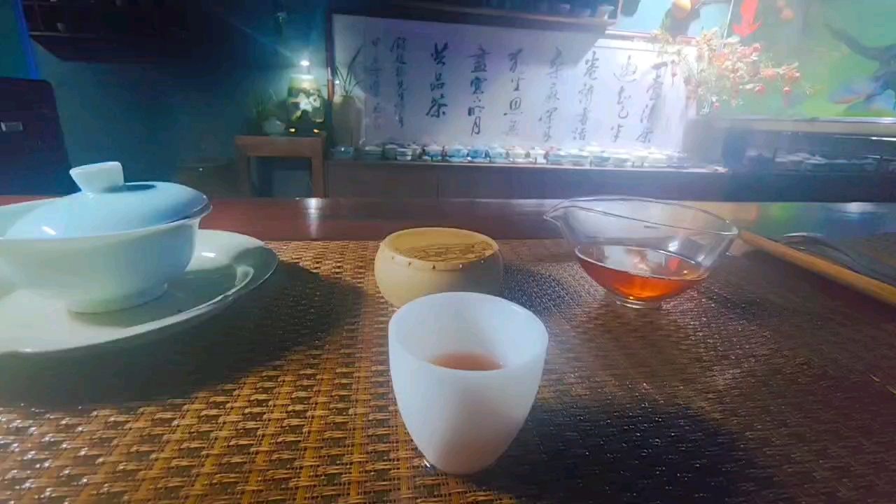 我獨(dú)處的小黑屋，這里有我的愛(ài)好，有我的詩(shī)和遠(yuǎn)方，有我的未來(lái)和希望…… 遠(yuǎn)離復(fù)雜遠(yuǎn)離爛人爛事?。?！ 陋室不陋，半窗聽(tīng)魚(yú)話(huà)半生！??！ ?只是沒(méi)魚(yú)了，余生教書(shū)育人，聽(tīng)聽(tīng)水聲也是心情愉快的?。?！