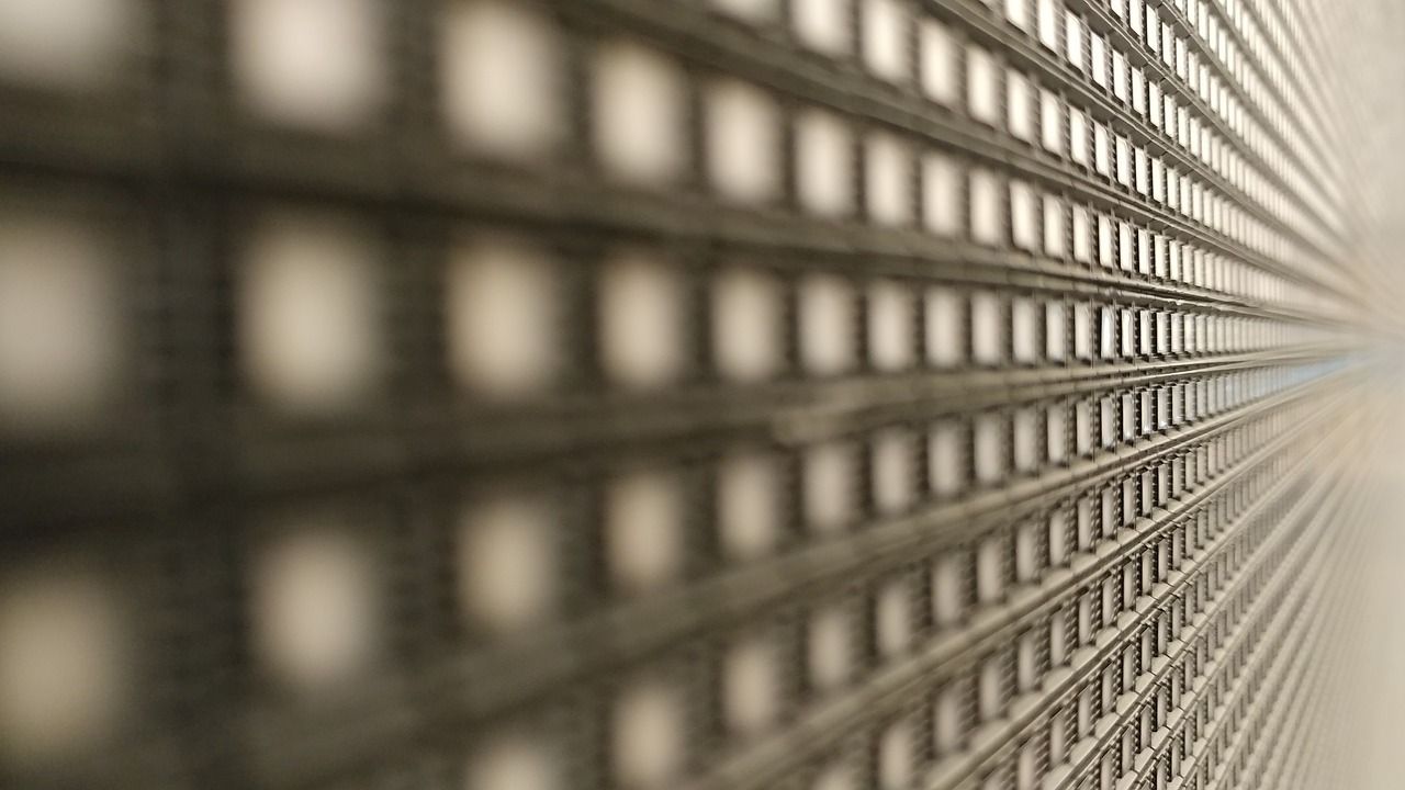 魚缸水發(fā)黃渾濁（ 魚缸水發(fā)黃渾濁原因和解決方案）