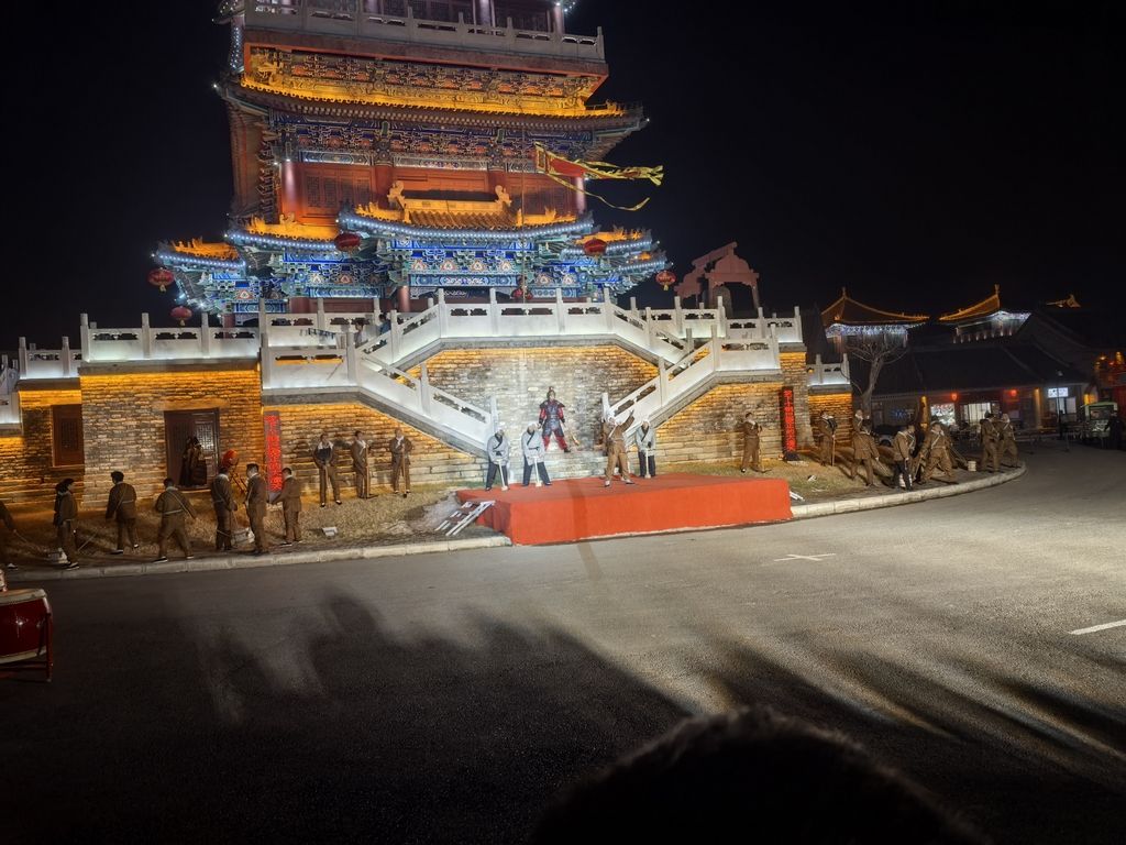 熱鬧非凡，[具體場景]中的喧囂
