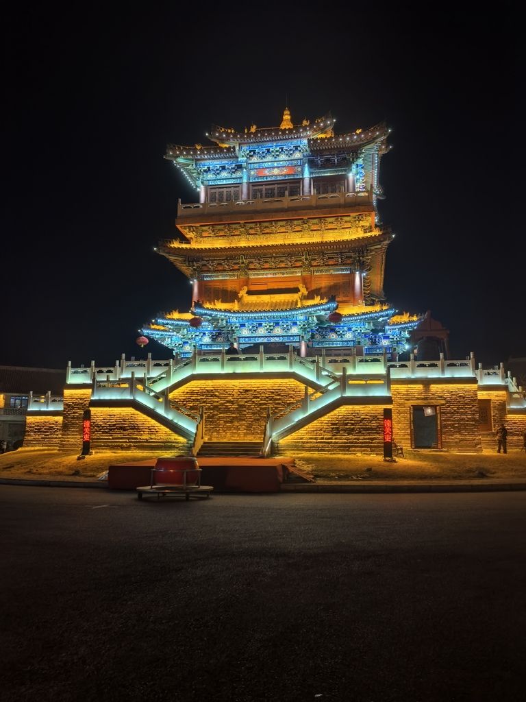 熱鬧非凡，[具體場景]中的喧囂