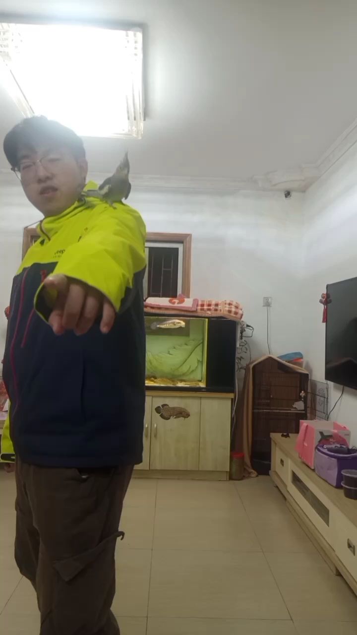 一家人陪它玩