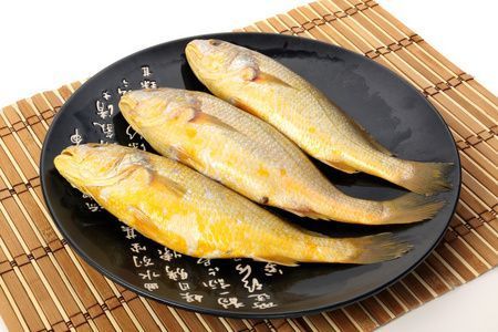 30cm龍魚(yú)吃多少