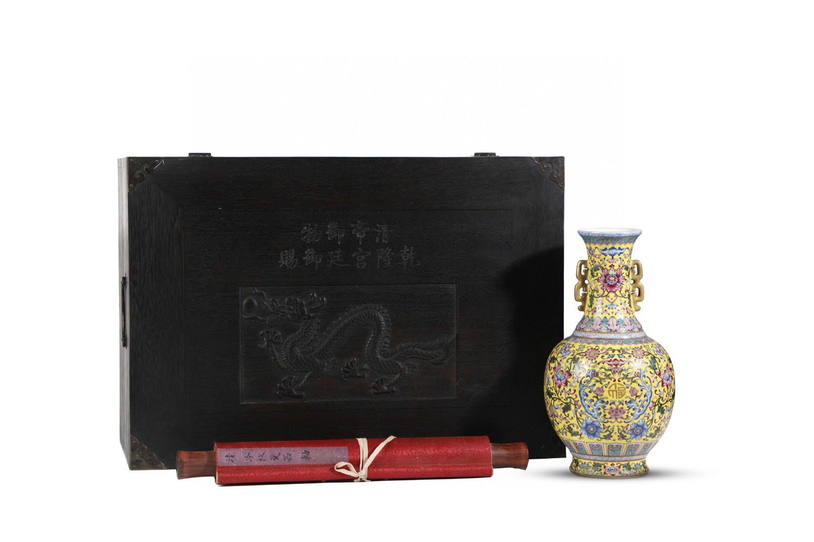 清代乾隆年制黃地粉彩雙耳瓶，精美絕倫
