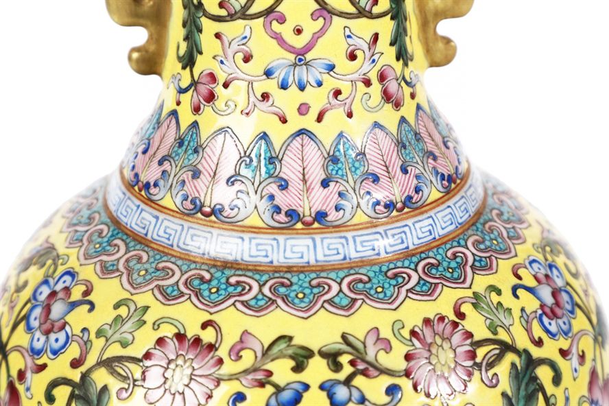 清代乾隆年制黃地粉彩雙耳瓶，精美絕倫