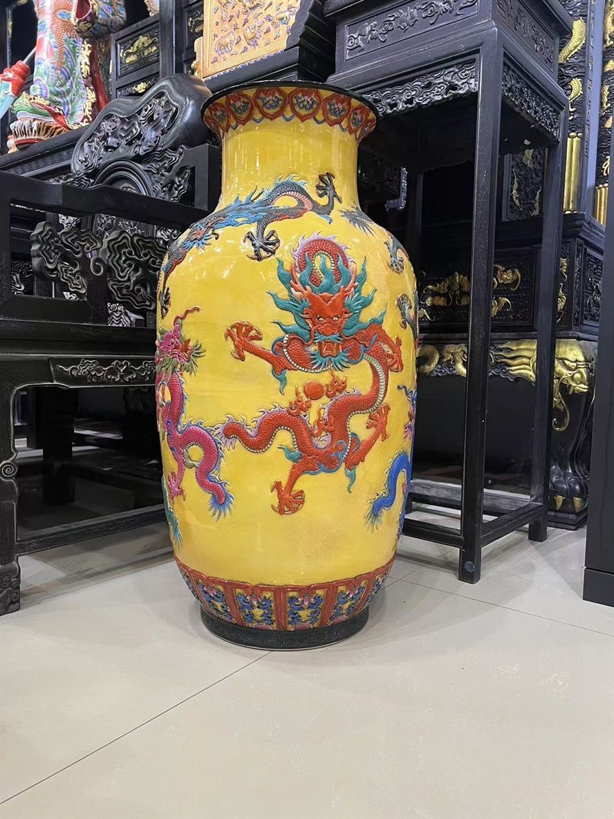 清代官窯琺瑯彩九龍浮雕大瓶，品相完好無瑕