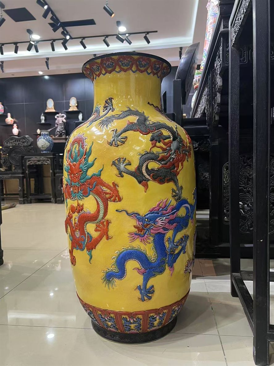 清代官窯琺瑯彩九龍浮雕大瓶，品相完好無瑕