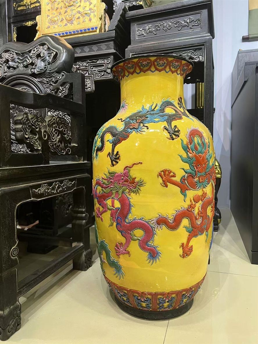 清代官窯琺瑯彩九龍浮雕大瓶，品相完好無瑕