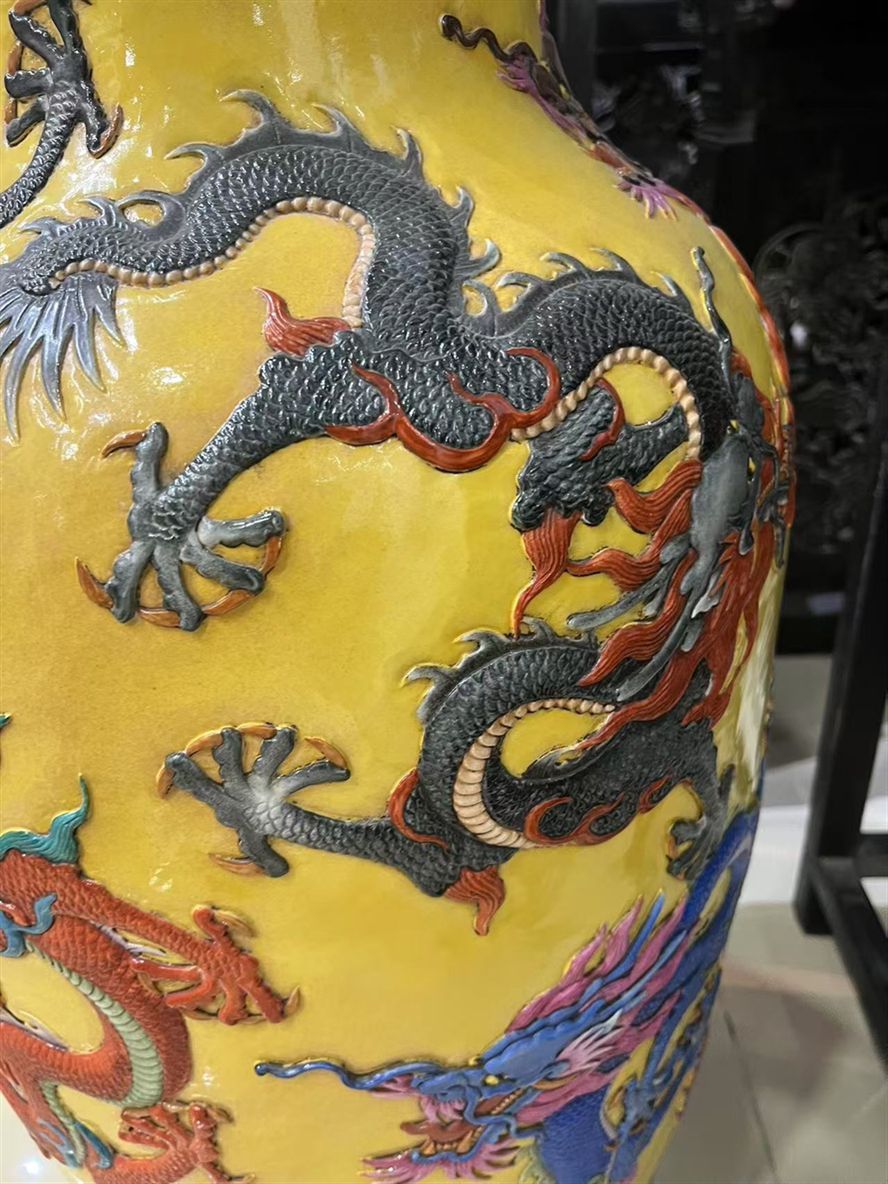 清代官窯琺瑯彩九龍浮雕大瓶，品相完好無瑕