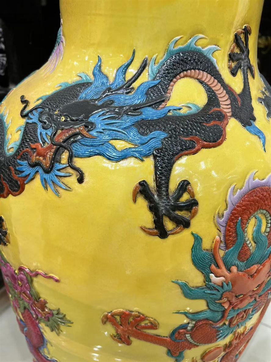 清代官窯琺瑯彩九龍浮雕大瓶，品相完好無瑕