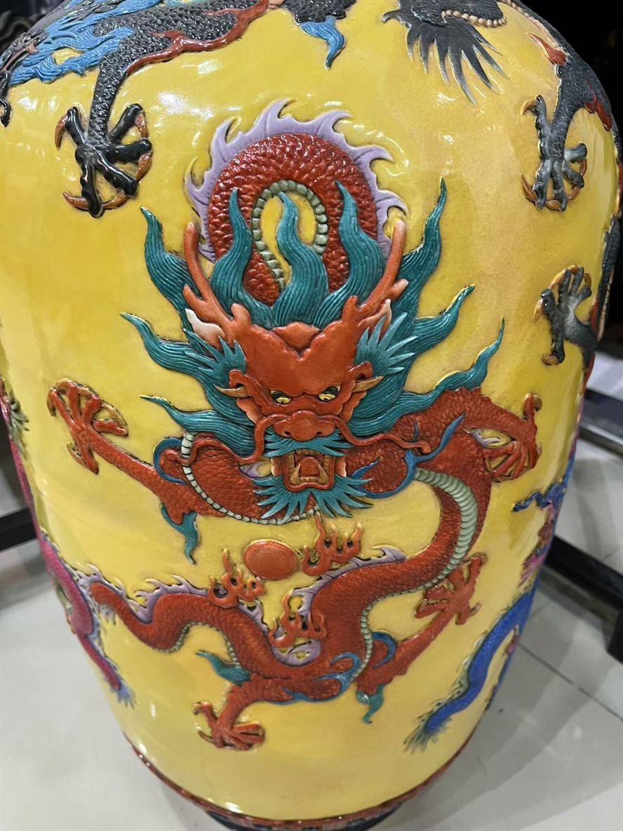 清代官窯琺瑯彩九龍浮雕大瓶，品相完好無瑕