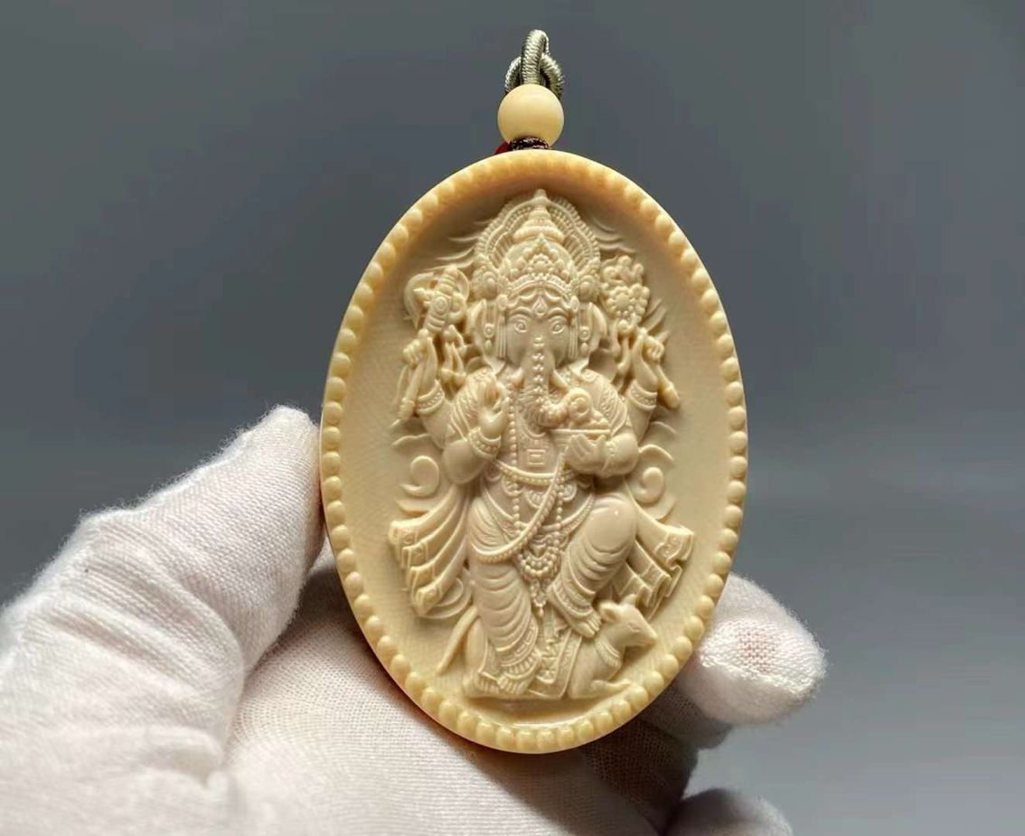 象神 重：50.6克 精工 極品爆滿蓮花紋 頂級品質 果凍血料 奶油潤 細節到位 深雕刻 收藏佳品 配有高檔禮盒 細節圖如下↓