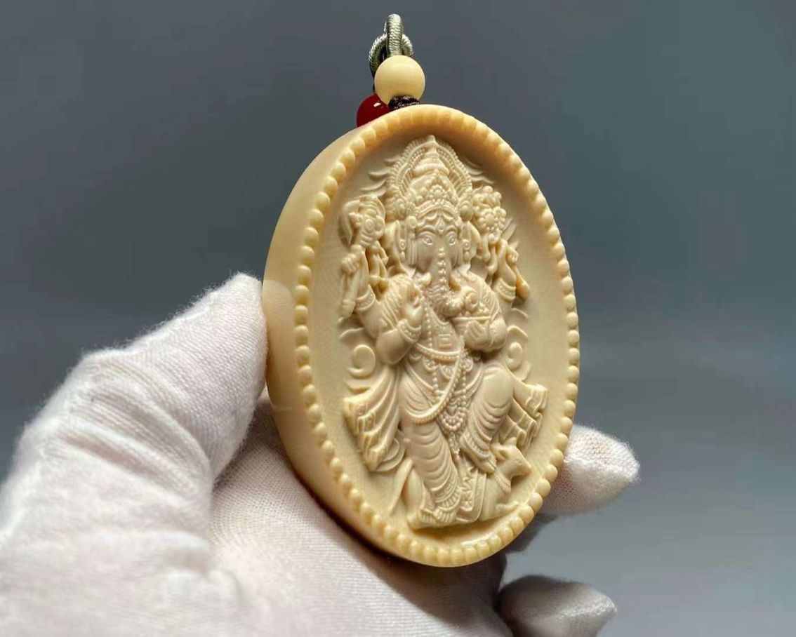 象神 重：50.6克 精工 極品爆滿蓮花紋 頂級品質 果凍血料 奶油潤 細節到位 深雕刻 收藏佳品 配有高檔禮盒 細節圖如下↓