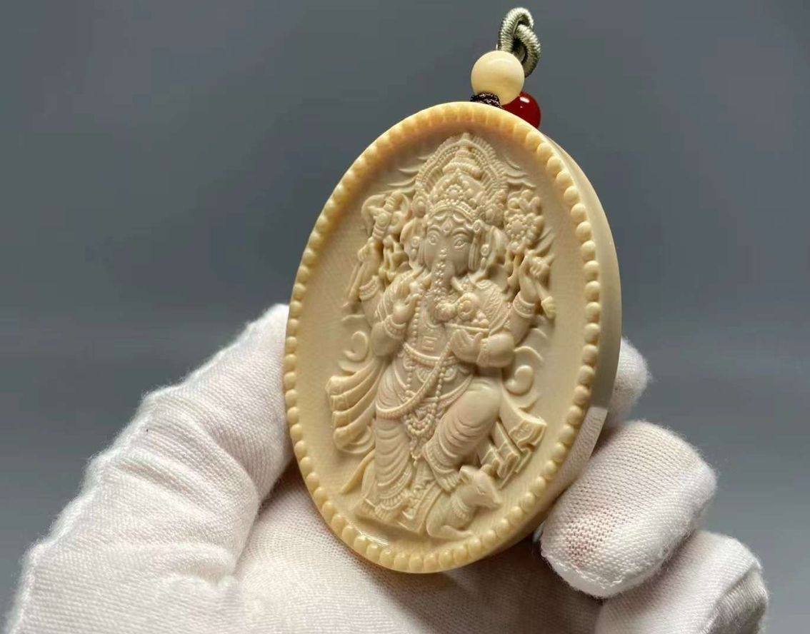 象神 重：50.6克 精工 極品爆滿蓮花紋 頂級品質 果凍血料 奶油潤 細節到位 深雕刻 收藏佳品 配有高檔禮盒 細節圖如下↓