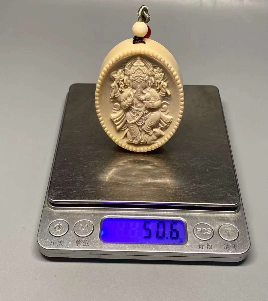 象神 重：50.6克 精工 極品爆滿蓮花紋 頂級品質 果凍血料 奶油潤 細節到位 深雕刻 收藏佳品 配有高檔禮盒 細節圖如下↓