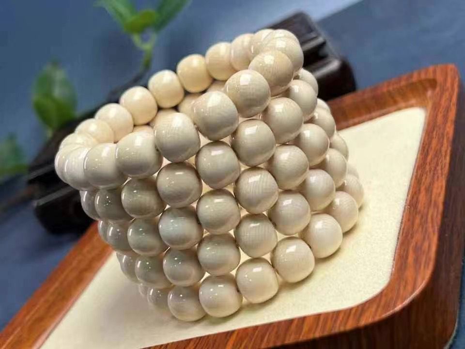 猛犸象牙/橫紋老型手串 爆滿蓮花紋，高質感料質冰透潤澤，品質上乘[強]盤玩手感好，收藏價值極高。 規格：11*12/18顆，克重約：29克