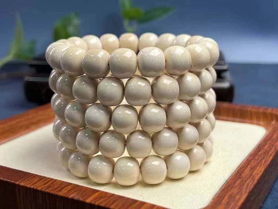 猛犸象牙/橫紋老型手串 爆滿蓮花紋，高質感料質冰透潤澤，品質上乘[強]盤玩手感好，收藏價值極高。 規格：11*12/18顆，克重約：29克