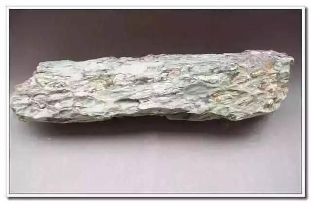 40魚缸松皮石造景：40魚缸松皮石造景時需要考慮到尺寸、造景的美觀性和實用性