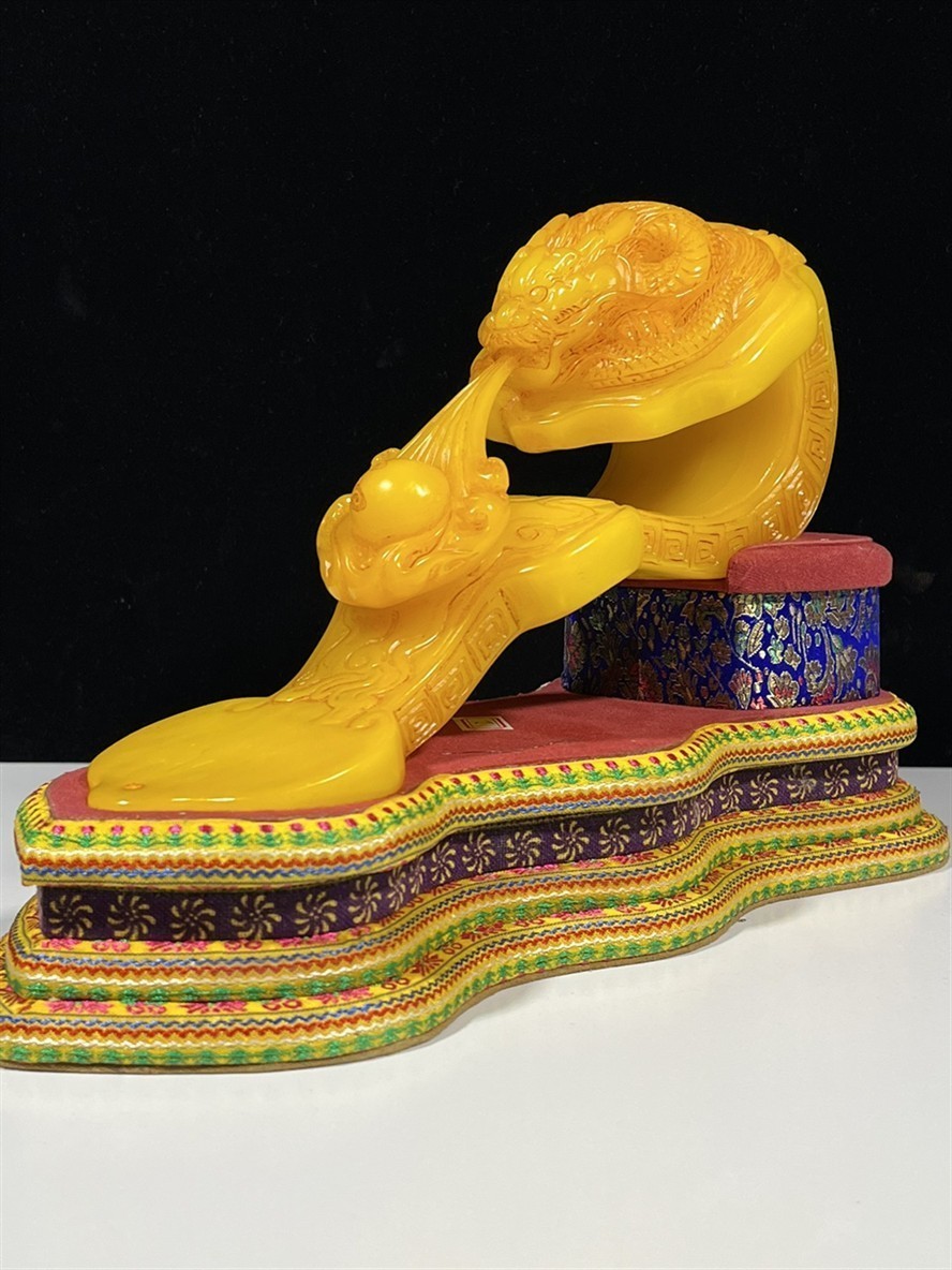 舊藏精品田黃石巜如意單龍吸珠》擺件
