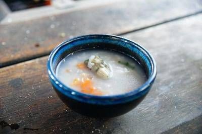 魟魚能不能下鹽水：魟魚可以下鹽水，但需要注意逐步適應和控制鹽的使用量