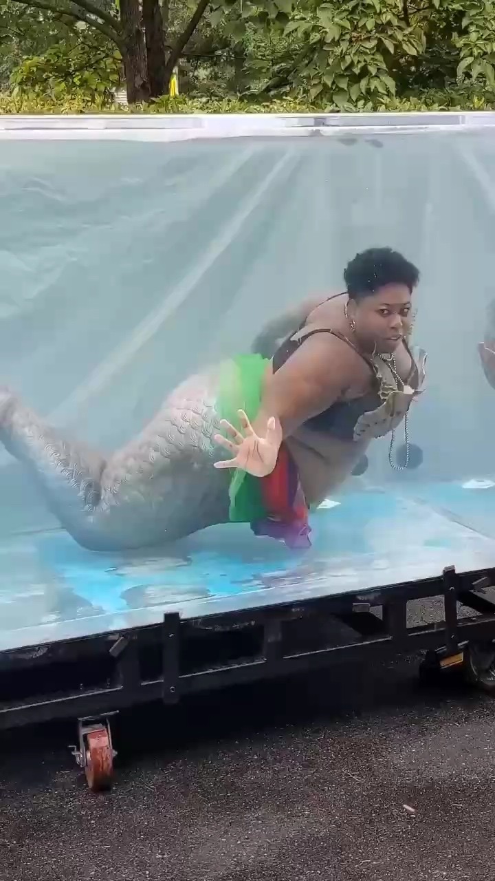 很有壓迫感的美人魚