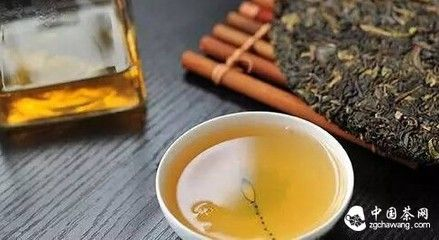 茶葉能放魚缸里嗎為什么會變質(zhì)：茶葉可以放入魚缸嗎？