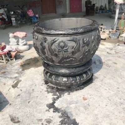 大水缸做魚缸：大水缸可以改造成魚缸，這是一種經濟實惠且有趣的方式