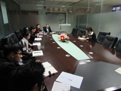 玻璃魚(yú)缸式討論：玻璃魚(yú)缸式討論是一種獨(dú)特的討論會(huì)議類型