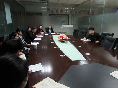 玻璃魚(yú)缸式討論：玻璃魚(yú)缸式討論是一種獨(dú)特的討論會(huì)議類型
