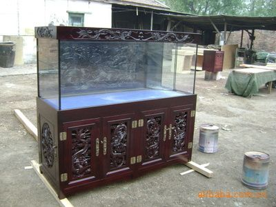 玻璃柜臺改魚缸：(玻璃柜臺改造成魚缸需要注意什么~