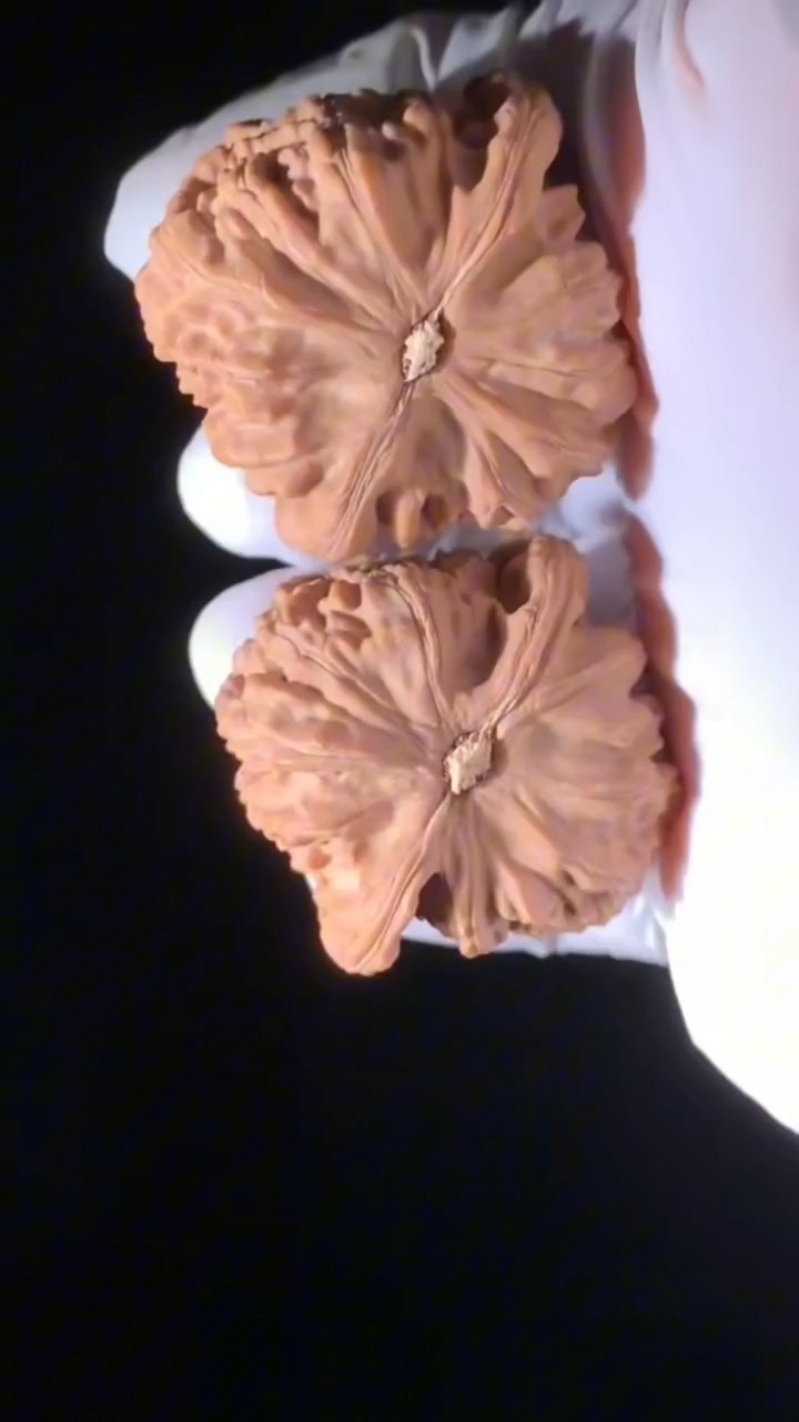 三角白文玩核桃