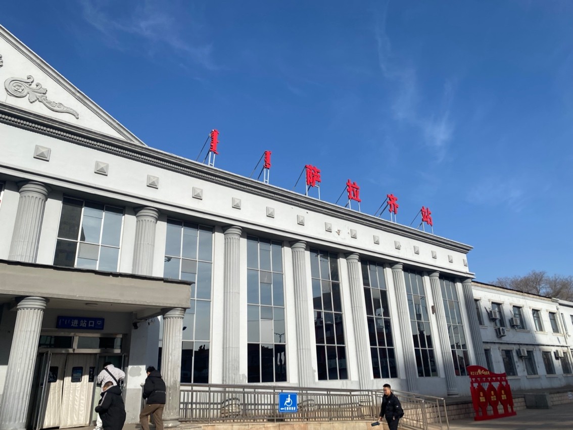 紅龍魚鱗片發黑怎么辦：紅龍魚鱗片發黑可能是由多種因素引起的，紅龍魚日常護理技巧分享