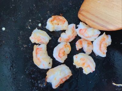 紅龍魚(yú)喂蝦段好還是整個(gè)的好：紅龍魚(yú)喂蝦段好還是整個(gè)蝦好，紅龍魚(yú)飼料選擇指南