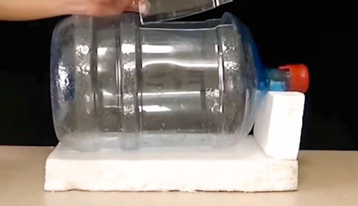 純凈水桶制作魚缸的方法：制作魚缸時，我們需要準備一些基本材料，根據搜索結果