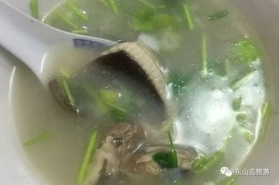如何挑選健康魟魚：挑選健康的魟魚需要綜合考慮其健康狀況、體型大小和年齡等因素
