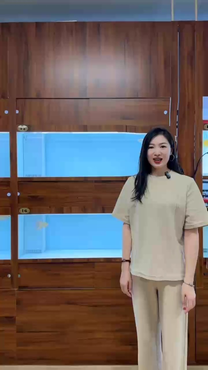 每日分享之：15號(hào)烈焰級(jí)別紅龍魚。 這條小紅龍狀態(tài)特別好，互動(dòng)性很強(qiáng)。 這尾小魚我們一直在白缸培養(yǎng)，現(xiàn)在是開著白色頂燈為大家做展示。在純白環(huán)境下，后三鰭依然是迪奧九九九正紅表現(xiàn)????所以它的血統(tǒng)是非常純的！ 前窄后寬的體型再配合硬尾骨大扇尾，也為這條小紅龍加分不少。 咱們?cè)俳稽c(diǎn)為大家展示一下頭版、咬合和鱗底。底色特別干凈、鱗片油亮、滿身鱗粉。