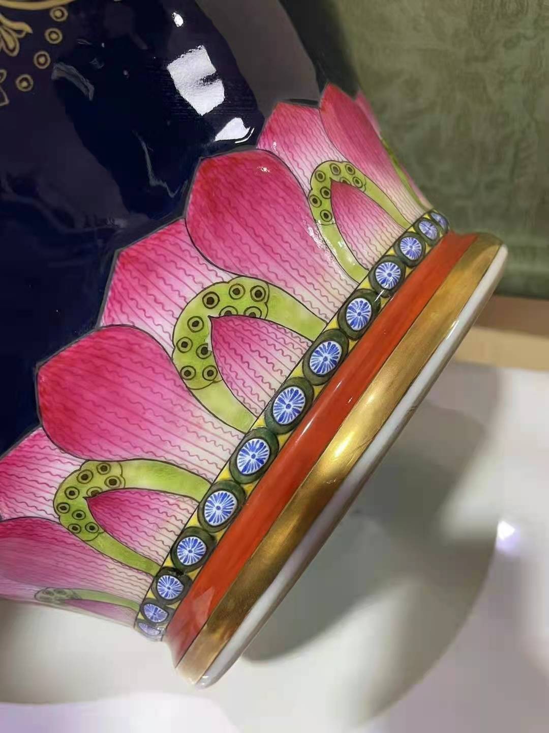 霽蘭描金繪纏枝花卉紋燕子罐