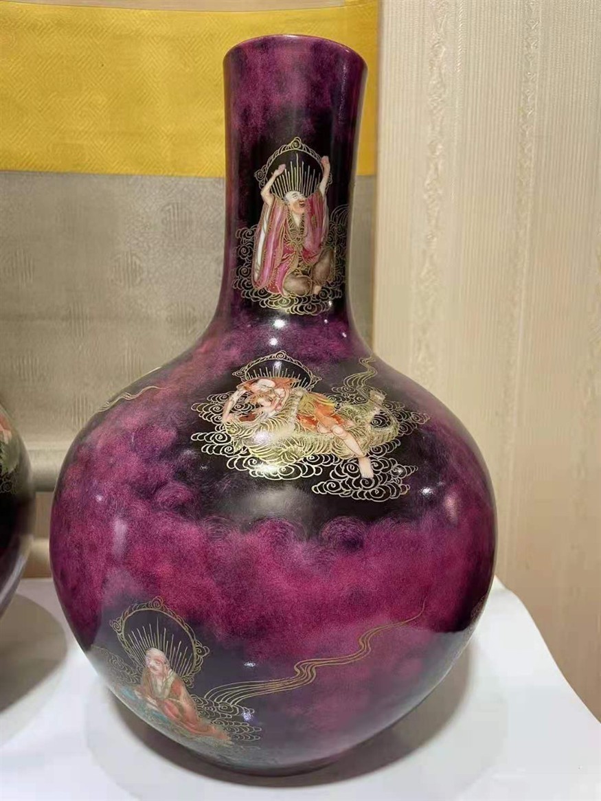 胭脂紅描金羅漢天球瓶