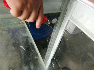 玻璃魚缸裂了怎么辦有點漏水：如何處理漏水的玻璃魚缸？