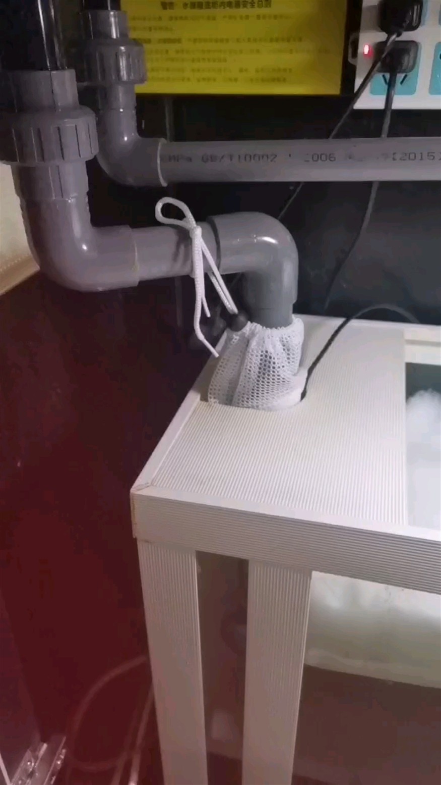 清洗濾棉倉，換棉換水，直接熱水器換水！