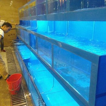超市魚缸用什么消毒：超市魚缸消毒可以選擇以下幾種方法直接使用熱水加食醋來清洗魚缸