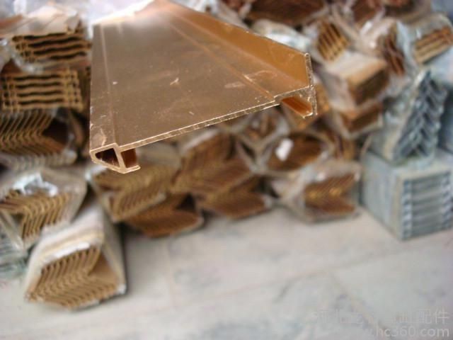 除了魚缸還有什么裝飾材料：如何選擇魚缸裝飾材料