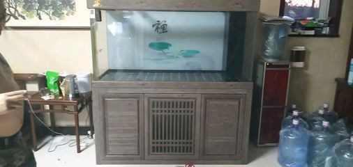 大型魚缸怎么搬運(yùn)上樓視頻教學(xué)：如何安全地搬運(yùn)大型魚缸上樓