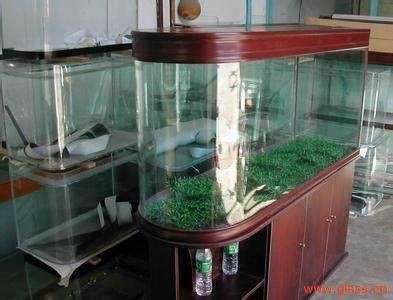 玻璃魚缸加工工藝：玻璃魚缸玻璃加工工藝包括以下幾個(gè)步驟：玻璃魚缸的加工工藝