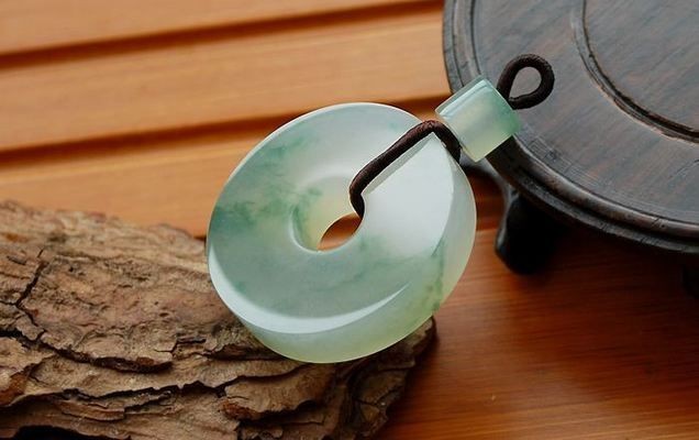 把翡翠放在魚缸里好嗎：把翡翠放在魚缸里好不好？ 把翡翠放在魚缸里好嗎：把翡翠放在魚缸里好不好？ 魚缸百科 第3張